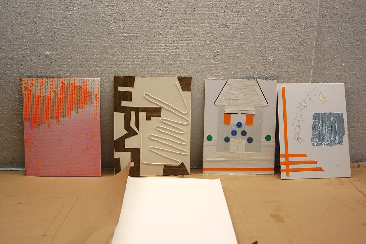 Печатные платы-матрицы с фактурными оттисками, прислонённые к стене мастерской